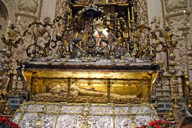 El Cabildo Catedral de Sevilla le encargó un estudio completo y médico forense del cuerpo incorrupto del Rey Fernando III el Santo al equipo dirigido por el doctor José Cabrera Forneiro - 1, Foto 1