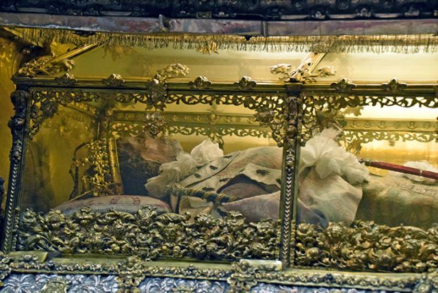 El Cabildo Catedral de Sevilla le encargó un estudio completo y médico forense del cuerpo incorrupto del Rey Fernando III el Santo al equipo dirigido por el doctor José Cabrera Forneiro - 2, Foto 2