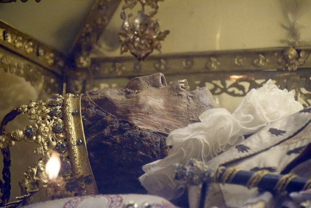 El Cabildo Catedral de Sevilla le encargó un estudio completo y médico forense del cuerpo incorrupto del Rey Fernando III el Santo al equipo dirigido por el doctor José Cabrera Forneiro - 3, Foto 3