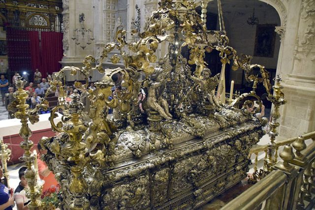 El Cabildo Catedral de Sevilla le encargó un estudio completo y médico forense del cuerpo incorrupto del Rey Fernando III el Santo al equipo dirigido por el doctor José Cabrera Forneiro - 5, Foto 5