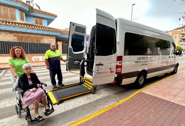 El Centro de Día Virgen de Los Dolores de Blanca adquiere una furgoneta adaptada para el traslado de los usuarios - 1, Foto 1