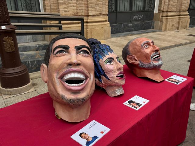 Llegan los diez nuevos cabezudos caricaturizados con los rostros de los personajes más emblemáticos de la Murcia actual que desfilarán en la Feria de Septiembre - 4, Foto 4