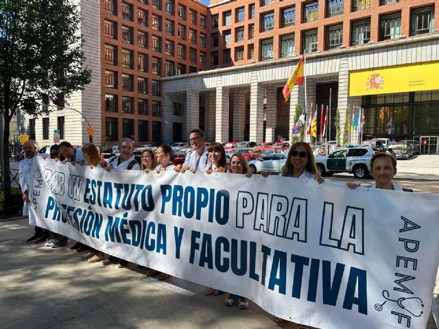 Los médicos se concentran ante el Ministerio exigiendo un Estatuto propio - 2, Foto 2