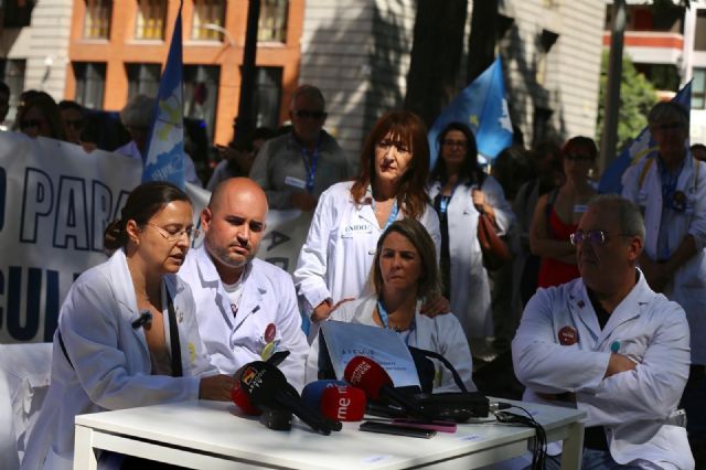 Los médicos se concentran ante el Ministerio exigiendo un Estatuto propio - 3, Foto 3