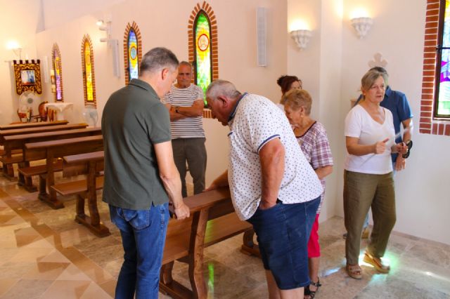 El alcalde de Lorca entrega a los vecinos de Las Terreras nuevo mobiliario para equipar la ermita tras su reciente restauración - 3, Foto 3