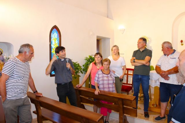 El alcalde de Lorca entrega a los vecinos de Las Terreras nuevo mobiliario para equipar la ermita tras su reciente restauración - 4, Foto 4
