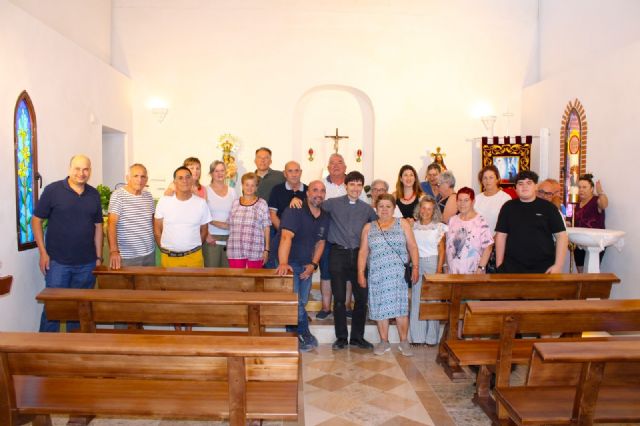 El alcalde de Lorca entrega a los vecinos de Las Terreras nuevo mobiliario para equipar la ermita tras su reciente restauración - 5, Foto 5