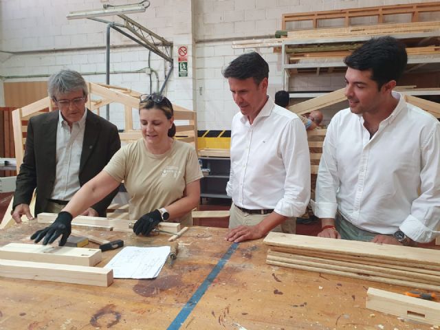 El alcalde y el consejero de Empresa conocen los proyectos experienciales que forman y emplean a 64 personas en Molina de Segura - 3, Foto 3