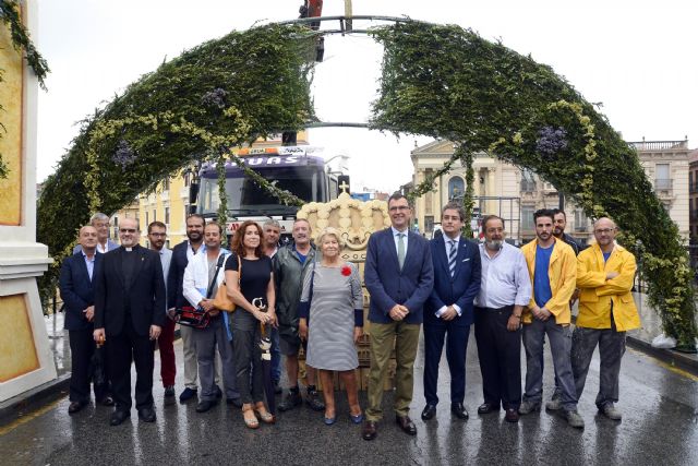 El arco floral de los Peligros, listo para acoger mañana la llegada de La Patrona a la ciudad - 1, Foto 1