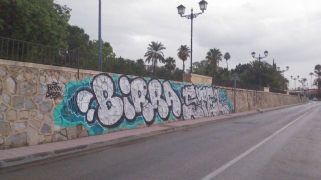 HUERMUR denuncia nuevos grafitis en el paseo del Malecón y la instalación de pantallas ancladas al BIC - 1, Foto 1