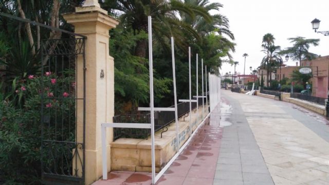 HUERMUR denuncia nuevos grafitis en el paseo del Malecón y la instalación de pantallas ancladas al BIC - 2, Foto 2