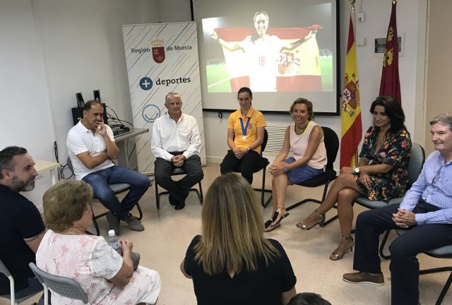 La consejera Adela Martínez-Cachá felicita a la futbolista murciana Eva Navarro, medalla de plata en el Mundial Sub-20 - 1, Foto 1