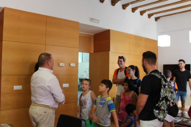 La Escuela de Verano de D´Genes visita el Ayuntamiento de Totana - 3, Foto 3