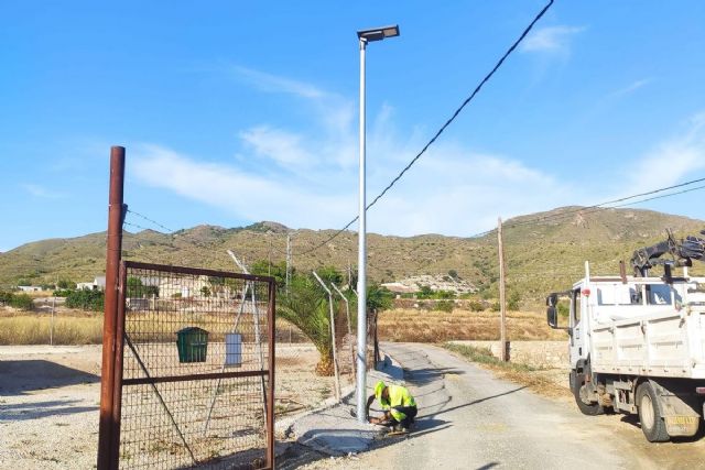Infraestructuras instala dos nuevas luminarias solares en la zona oeste del municipio - 1, Foto 1