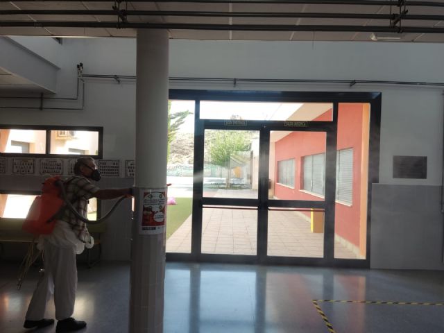 El Ayuntamiento lleva a cabo la limpieza y desinfección de colegios y escuelas infantiles de Puerto Lumbreras como prevención frente a la COVID-19 - 1, Foto 1
