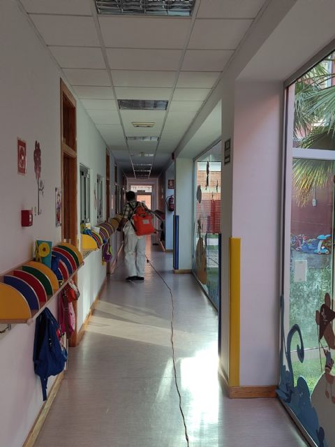 El Ayuntamiento lleva a cabo la limpieza y desinfección de colegios y escuelas infantiles de Puerto Lumbreras como prevención frente a la COVID-19 - 3, Foto 3