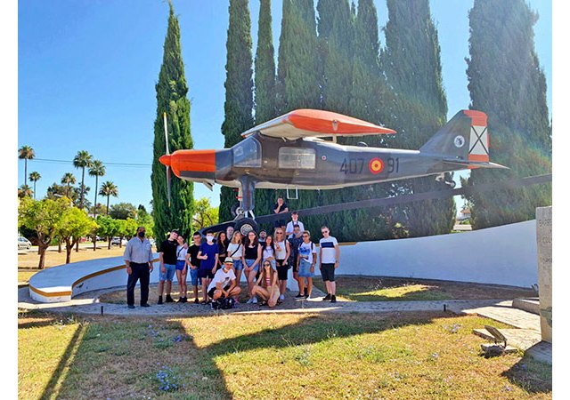Un grupo de estudiantes de disciplinas Aeronáuticas procedentes de Polonia visita Tablada (Sevilla) - 1, Foto 1