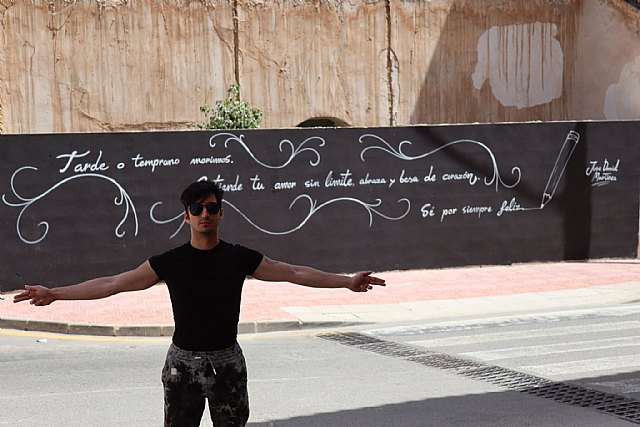 Un músico murciano obtiene millones de visitas y le pintan un muro con sus versos - 1, Foto 1