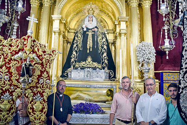 El hermano mayor de Soledad de Alcalá del Río obsequió con una ofrenda floral al Estandarte de San Benito en su peregrinación hacia su Ermita - 2, Foto 2