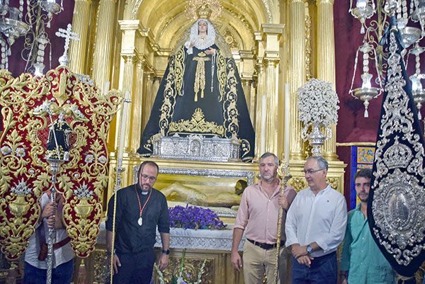 El hermano mayor de Soledad de Alcalá del Río obsequió con una ofrenda floral al Estandarte de San Benito en su peregrinación hacia su Ermita - 3, Foto 3