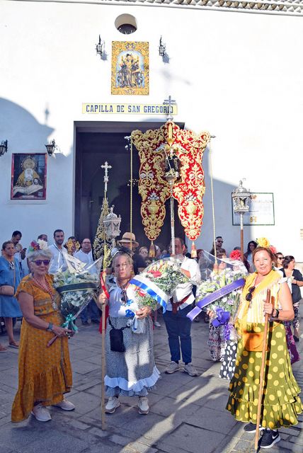 El hermano mayor de Soledad de Alcalá del Río obsequió con una ofrenda floral al Estandarte de San Benito en su peregrinación hacia su Ermita - 4, Foto 4