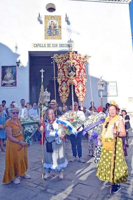 El hermano mayor de Soledad de Alcalá del Río obsequió con una ofrenda floral al Estandarte de San Benito en su peregrinación hacia su Ermita - 5, Foto 5