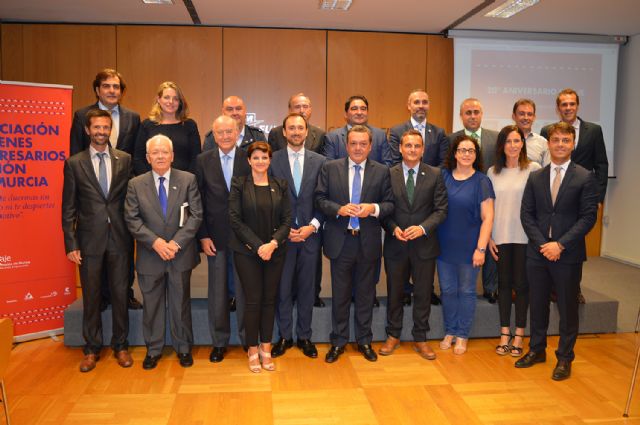 AJE Región de Murcia inicia los actos con motivo de su 20 aniversario reconociendo la labor de sus fundadores - 1, Foto 1