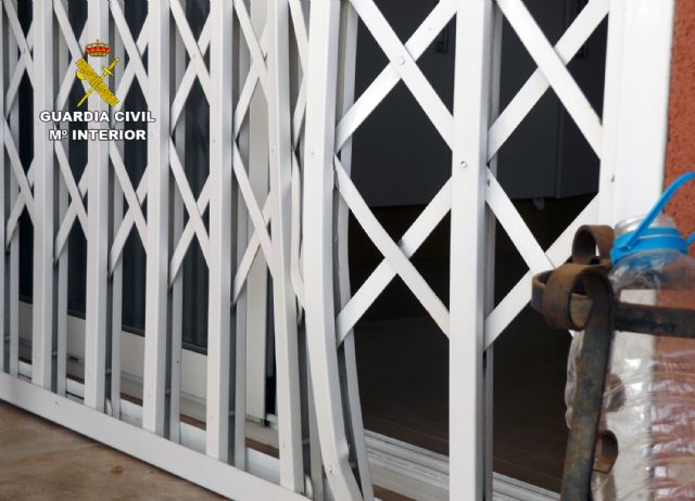 La Guardia Civil desmantela una banda juvenil que robaba a otros menores empleando la violencia - 1, Foto 1