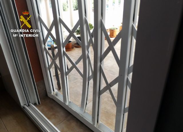 La Guardia Civil desmantela una banda juvenil que robaba a otros menores empleando la violencia - 2, Foto 2