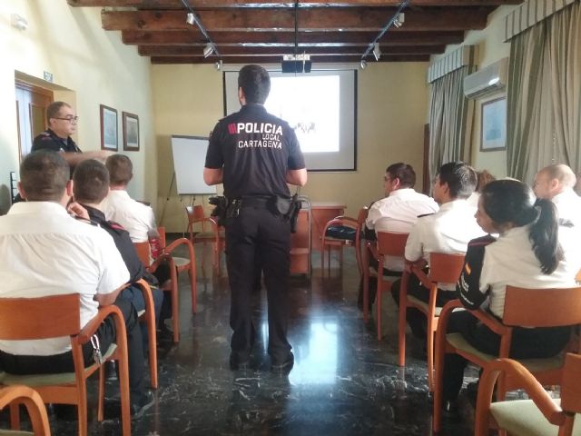 Los conocimientos en Seguridad Vial y Tráfico de la Policía Local, a disposición del personal del Arsenal - 3, Foto 3