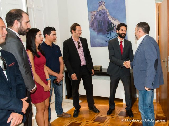 El alcalde recibe a la nueva directiva de AJE y reafirma el apoyo institucional en la búsqueda de sinergias - 1, Foto 1