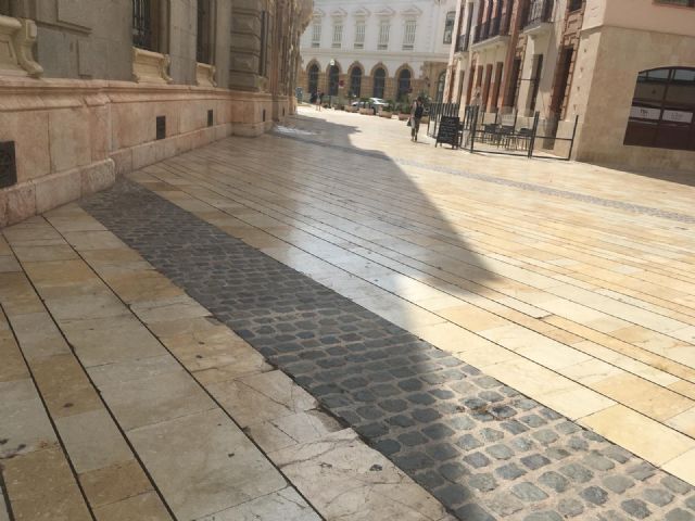 Cs reclama al Ayuntamiento que arregle los desperfectos en el pavimento de José María Artés y bajo el antiguo Edificio Tívoli - 1, Foto 1