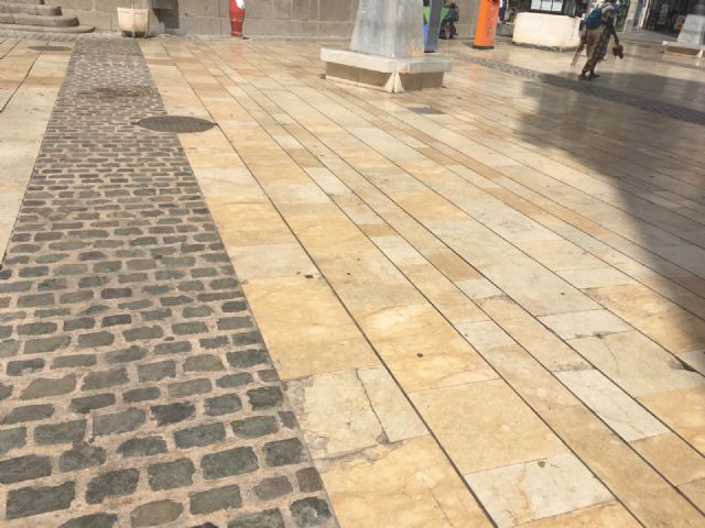 Cs reclama al Ayuntamiento que arregle los desperfectos en el pavimento de José María Artés y bajo el antiguo Edificio Tívoli - 2, Foto 2