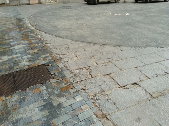 Cs reclama al Ayuntamiento que arregle los desperfectos en el pavimento de José María Artés y bajo el antiguo Edificio Tívoli - 5, Foto 5