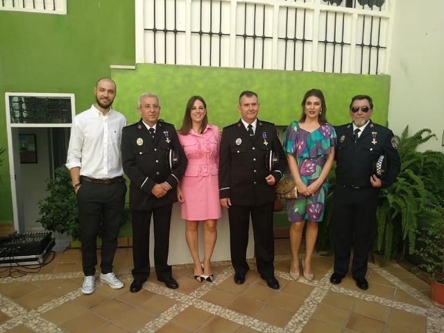 Concejales del Psoe de Puerto Lumbreras asistieron a la misa que conmemora el día de los patronos de la Policía Local y al homenaje a tres de sus agentes por su jubilación - 1, Foto 1