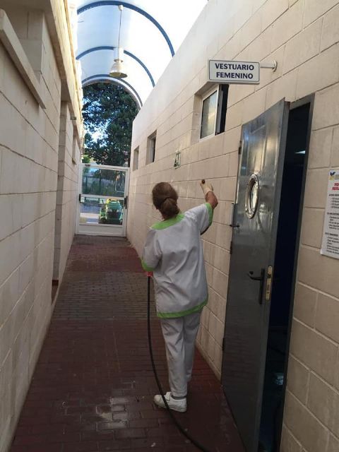 Trabajos de limpieza y desinfección en las instalaciones del Patronato Deportivo Municipal de Águilas - 1, Foto 1