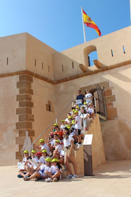 Un grupo de 38 niños asiste a la visita guiada al Castillo de la mano del arqueólogo municipal - 2, Foto 2