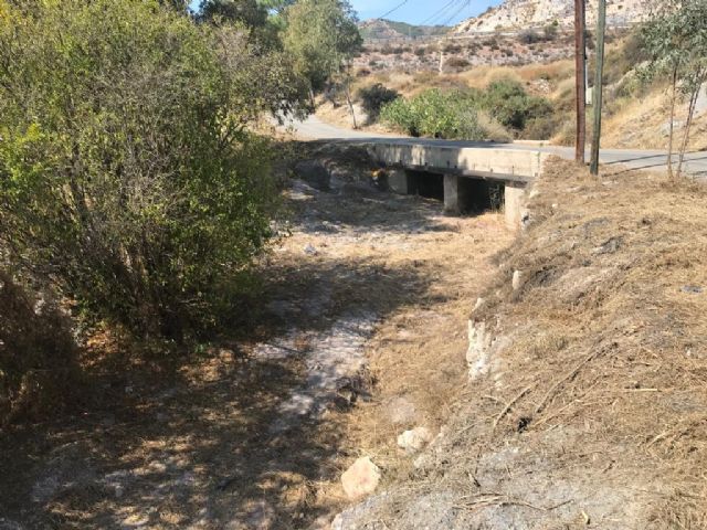 El Ayuntamiento de Lorca realiza labores de limpieza de las ramblas que discurren por el casco urbano de la ciudad ante la llegada de la época de lluvias torrenciales - 2, Foto 2