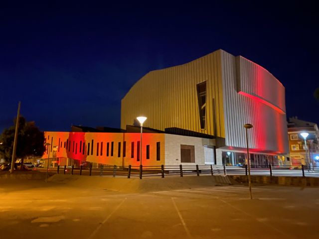 Torre Pacheco se suma a las reivindicaciones del sector cultural y de eventos iluminando de rojo el CAES - 1, Foto 1