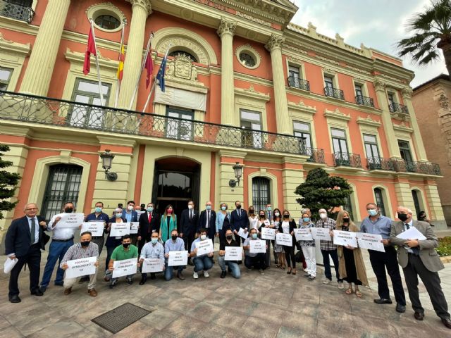 Los alcaldes y alcaldesas pedáneas del PP se plantan en el Pleno para denunciar el asalto a las Juntas Municipales - 1, Foto 1