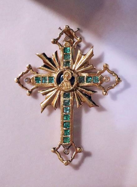 La Hermandad de la Esperanza Macarena de Sevilla ofreció a la Virgen de las Angustias de Alcalá del Río un Relicario de Oro, con motivo del 50 Aniversario de su Coronación Canónica - 1, Foto 1