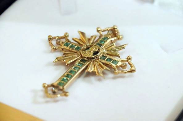 La Hermandad de la Esperanza Macarena de Sevilla ofreció a la Virgen de las Angustias de Alcalá del Río un Relicario de Oro, con motivo del 50 Aniversario de su Coronación Canónica - 2, Foto 2