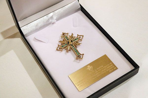 La Hermandad de la Esperanza Macarena de Sevilla ofreció a la Virgen de las Angustias de Alcalá del Río un Relicario de Oro, con motivo del 50 Aniversario de su Coronación Canónica - 3, Foto 3