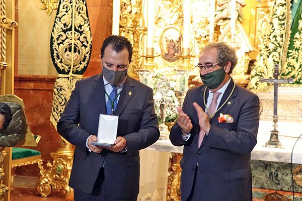 La Hermandad de la Esperanza Macarena de Sevilla ofreció a la Virgen de las Angustias de Alcalá del Río un Relicario de Oro, con motivo del 50 Aniversario de su Coronación Canónica - 5, Foto 5