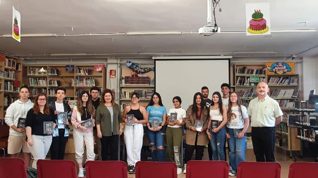 El Ayuntamiento de Molina de Segura hace entrega de agendas académicas al alumnado de ciclos formativos con motivo de la campaña NO ES NO a la violencia machista - 3, Foto 3