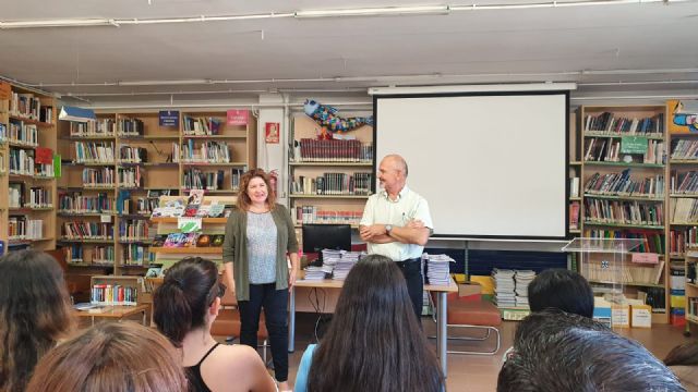 El Ayuntamiento de Molina de Segura hace entrega de agendas académicas al alumnado de ciclos formativos con motivo de la campaña NO ES NO a la violencia machista - 4, Foto 4