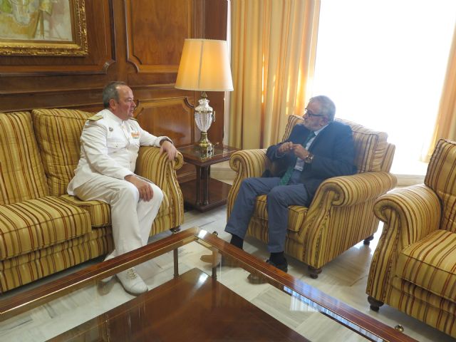 Juan Luis Sobrino firma en el Libro de Oro de la Asamblea Regional en su despedida como almirante de Acción Marítima - 1, Foto 1