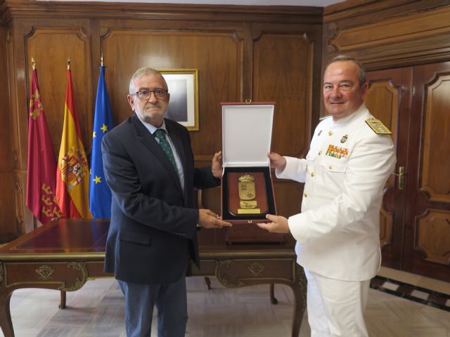 Juan Luis Sobrino firma en el Libro de Oro de la Asamblea Regional en su despedida como almirante de Acción Marítima - 2, Foto 2