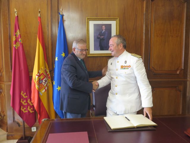 Juan Luis Sobrino firma en el Libro de Oro de la Asamblea Regional en su despedida como almirante de Acción Marítima - 3, Foto 3