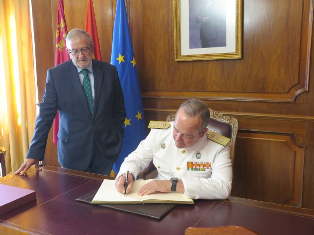 Juan Luis Sobrino firma en el Libro de Oro de la Asamblea Regional en su despedida como almirante de Acción Marítima - 4, Foto 4